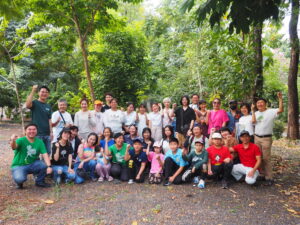 อาสาดูแลต้นไม้ วัดทองสุทธาราม